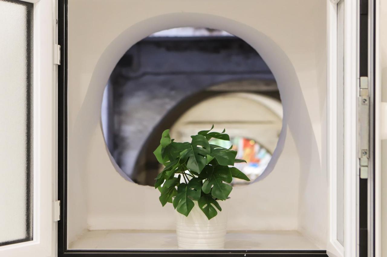 Cozy Apartment In Piazza Cavour By Wonderful Italy Napoli Esterno foto